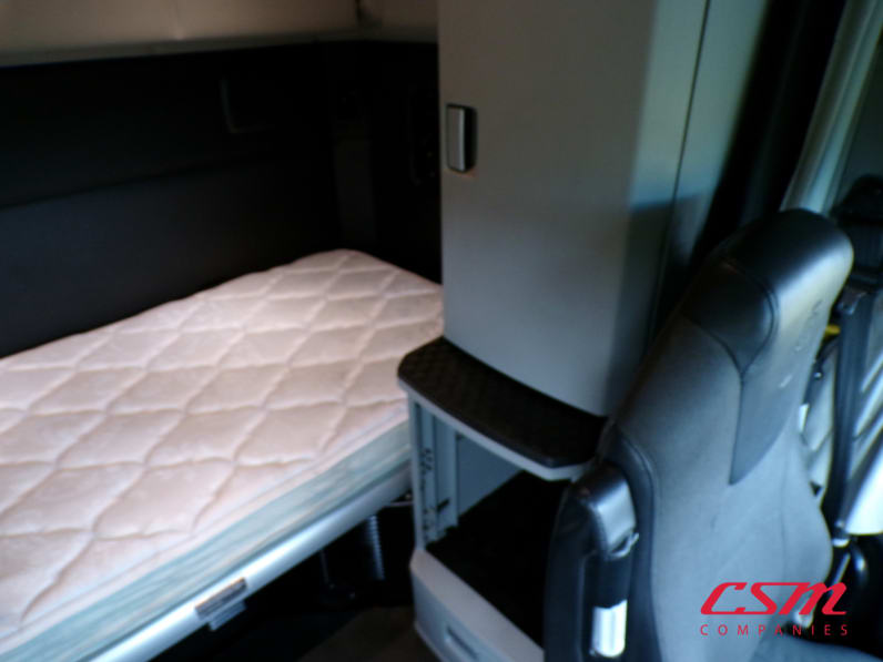 Interior driver side sleeper for this 2022 Kenworth T680 (Stock number: UNJ487894)Weeee