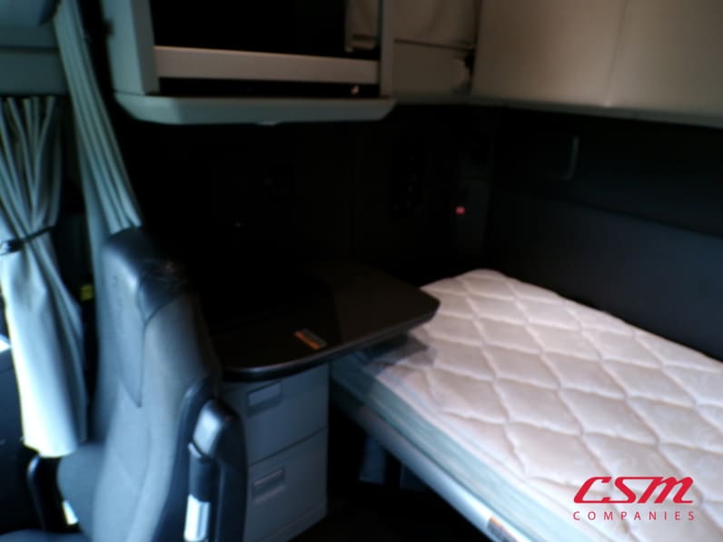 Interior passenger side sleeper for this 2022 Kenworth T680 (Stock number: UNJ487894)Weeee