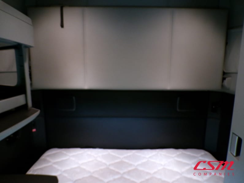 Interior wide sleeper view for this 2022 Kenworth T680 (Stock number: UNJ487894)Weeee