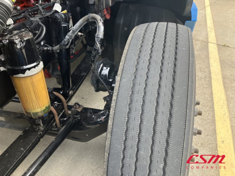 Driver side front tire tread for this 2022 Kenworth T680 (Stock number: UNJ487897)Weeee