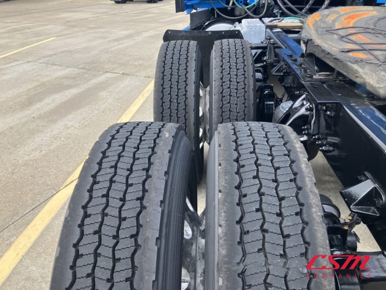 Driver side rear frame and tire tread for this 2022 Kenworth T680 (Stock number: UNJ487897)Weeee