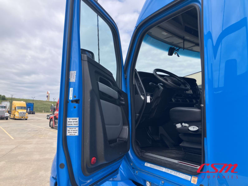 Drivers side door open for this 2022 Kenworth T680 (Stock number: UNJ487897)Weeee