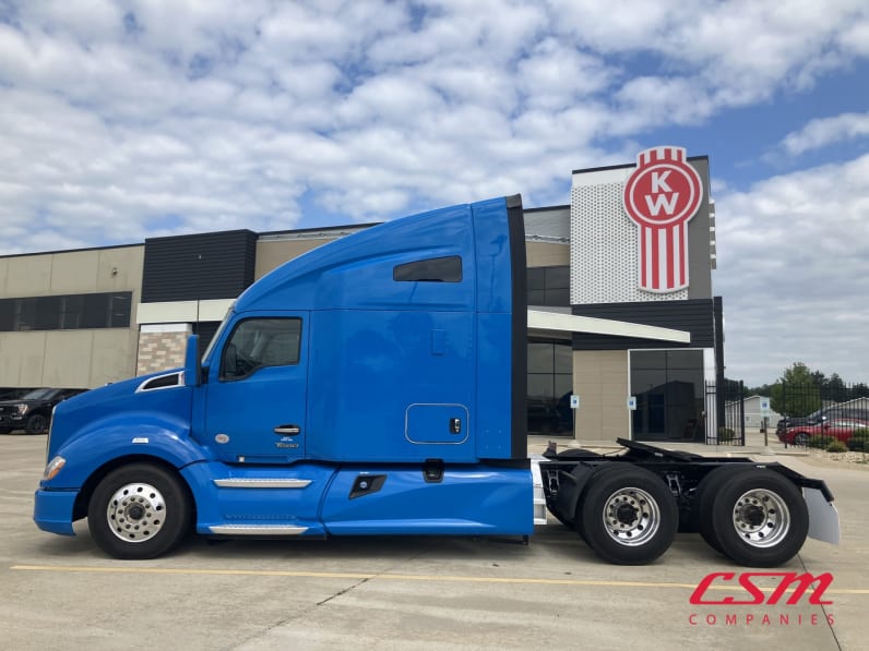Exterior full driver side for this 2022 Kenworth T680 (Stock number: UNJ487897)Weeee