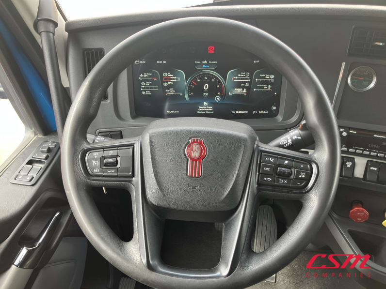 Interior steering wheel for this 2022 Kenworth T680 (Stock number: UNJ487897)Weeee
