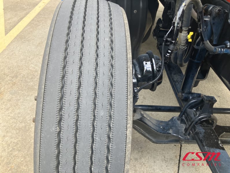 Passenger side front tire tread for this 2022 Kenworth T680 (Stock number: UNJ487897)Weeee