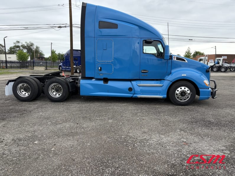 Exterior full passenger side for this 2022 Kenworth T680 (Stock number: UNJ487898)Weeee