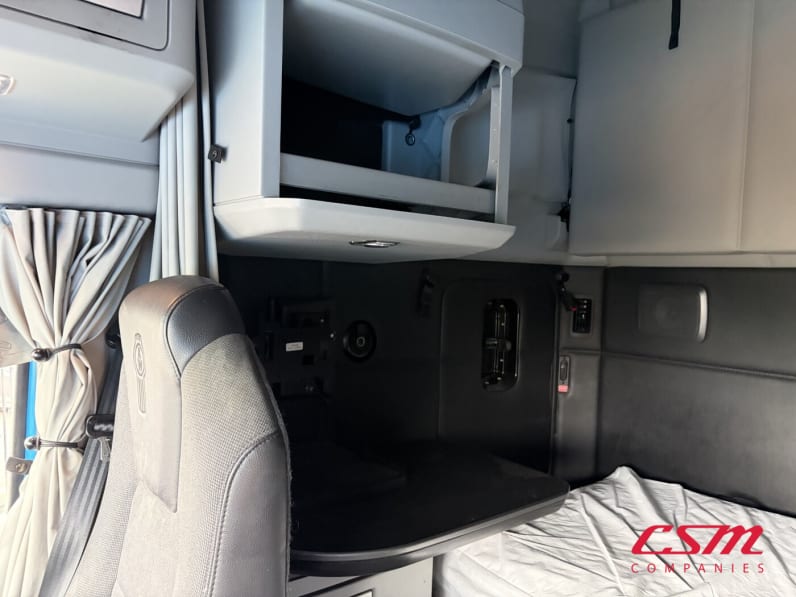Interior passenger side sleeper for this 2022 Kenworth T680 (Stock number: UNJ487898)Weeee