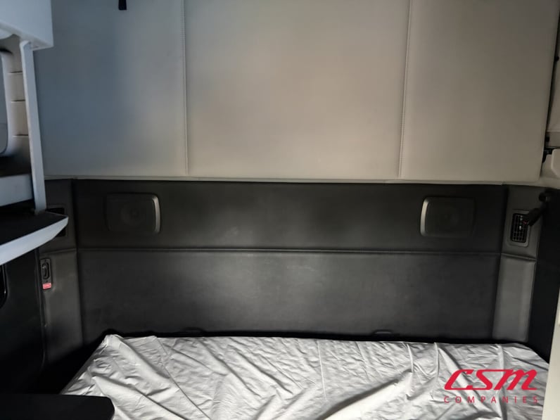 Interior wide sleeper view for this 2022 Kenworth T680 (Stock number: UNJ487898)Weeee