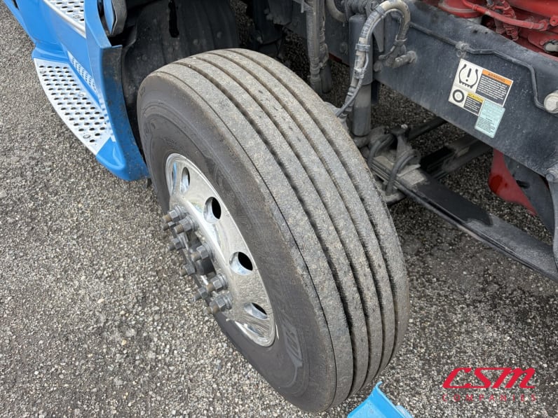 Passenger side front tire tread for this 2022 Kenworth T680 (Stock number: UNJ487898)Weeee
