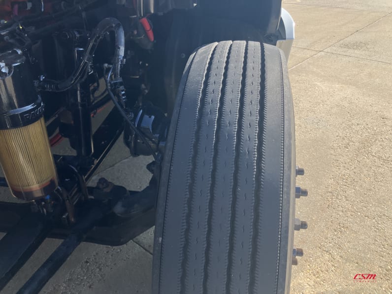 Driver side front tire tread for this 2022 Kenworth T680 (Stock number: UNJ487909)Weeee