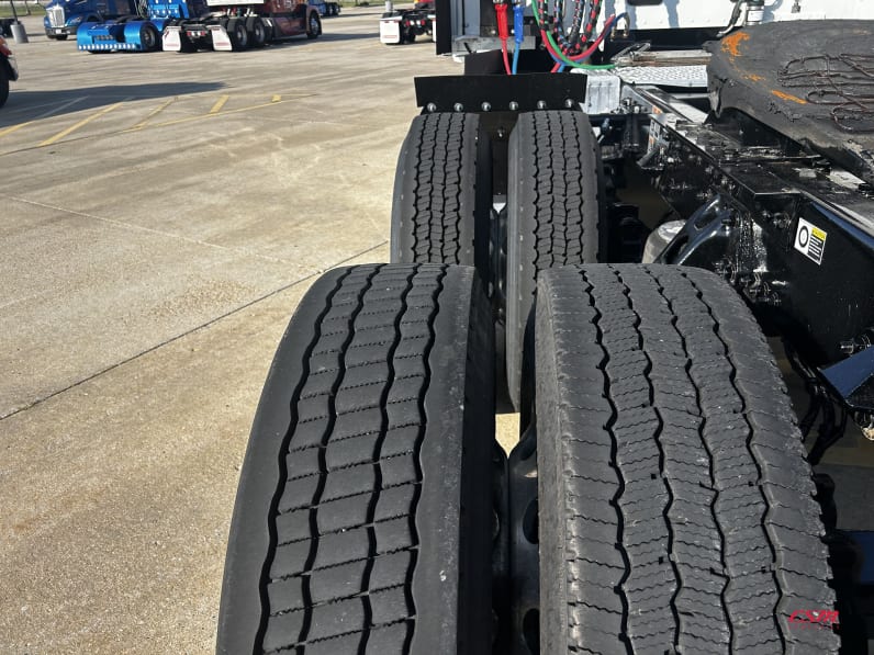 Driver side rear frame and tire tread for this 2022 Kenworth T680 (Stock number: UNJ487909)Weeee