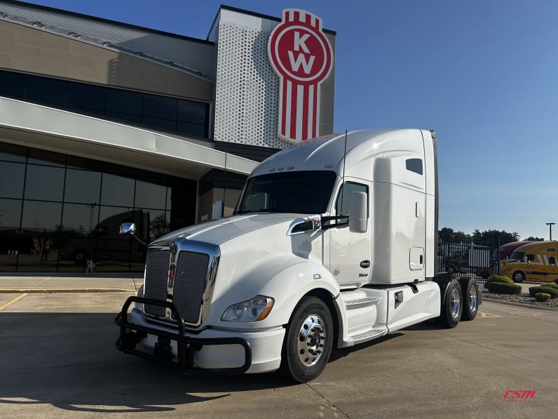 Exterior front drivers side for this 2022 Kenworth T680 (Stock number: UNJ487909)Weeee