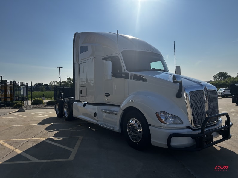 Exterior front passenger side for this 2022 Kenworth T680 (Stock number: UNJ487909)Weeee