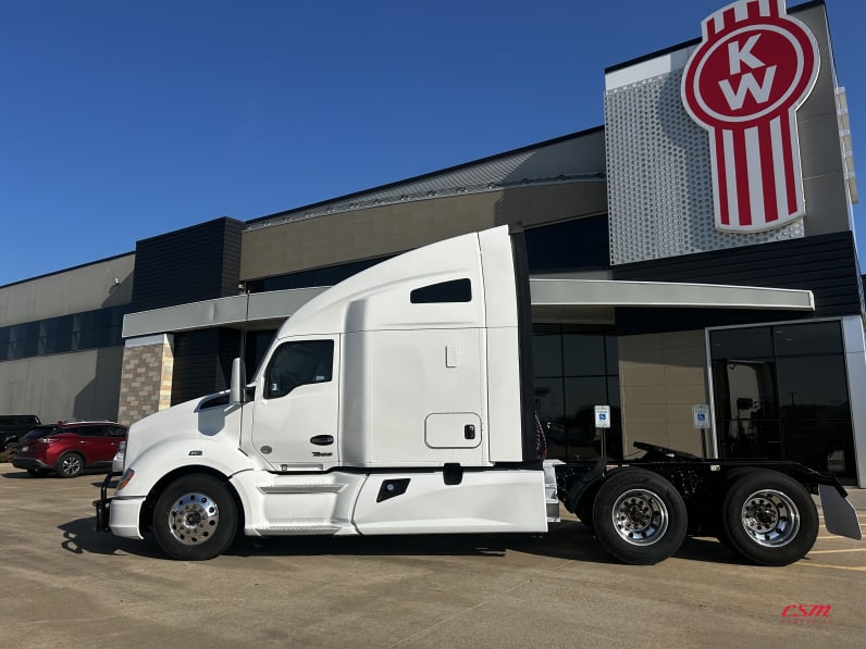 Exterior full driver side for this 2022 Kenworth T680 (Stock number: UNJ487909)Weeee