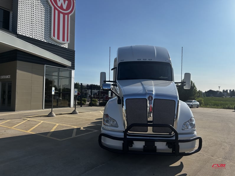 Exterior full front view for this 2022 Kenworth T680 (Stock number: UNJ487909)Weeee