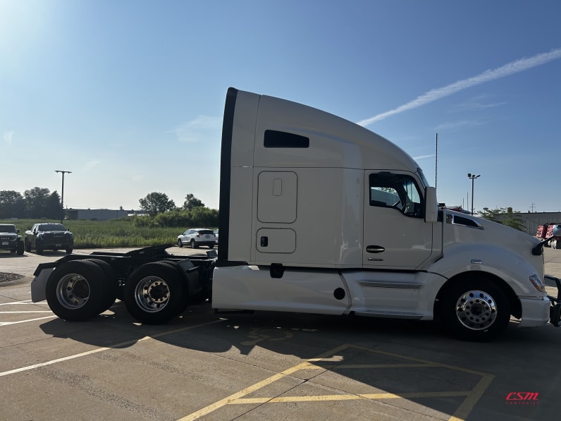 Exterior full passenger side for this 2022 Kenworth T680 (Stock number: UNJ487909)Weeee