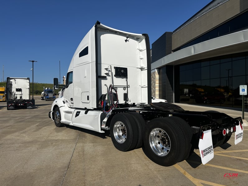 Exterior rear driver side for this 2022 Kenworth T680 (Stock number: UNJ487909)Weeee