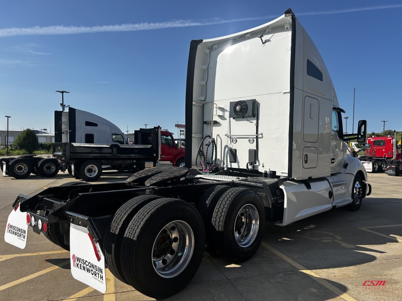 Exterior rear passenger side for this 2022 Kenworth T680 (Stock number: UNJ487909)Weeee