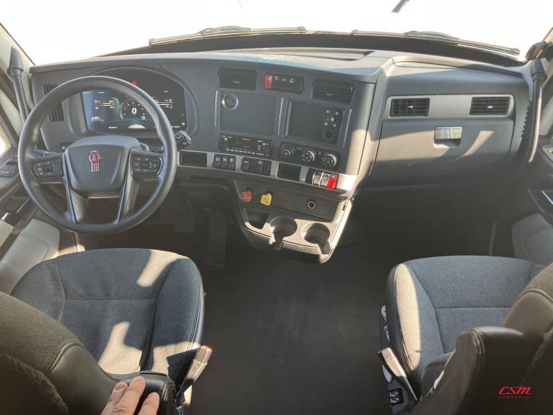 Interior cockpit for this 2022 Kenworth T680 (Stock number: UNJ487909)Weeee