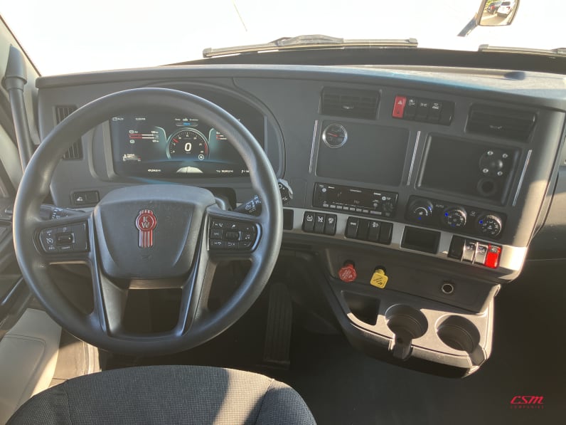 Interior dash for this 2022 Kenworth T680 (Stock number: UNJ487909)Weeee