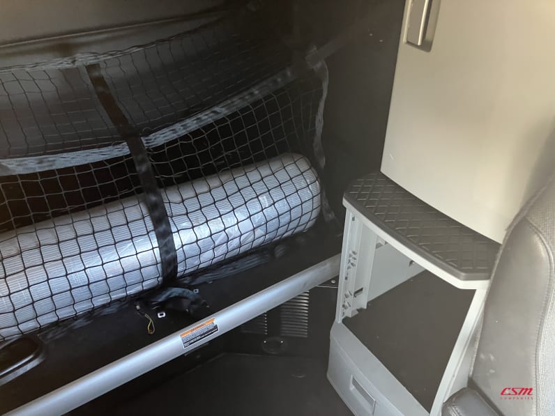 Interior driver side sleeper for this 2022 Kenworth T680 (Stock number: UNJ487909)Weeee