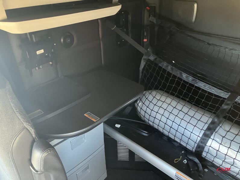Interior passenger side sleeper for this 2022 Kenworth T680 (Stock number: UNJ487909)Weeee