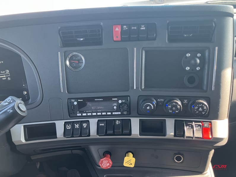 Interior radio and navigation system for this 2022 Kenworth T680 (Stock number: UNJ487909)Weeee