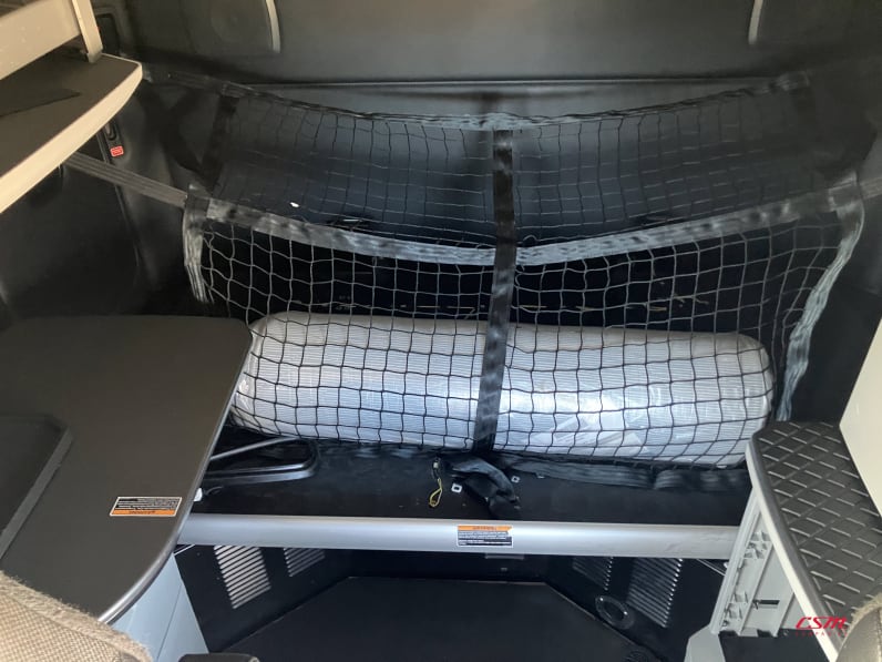 Interior wide sleeper view for this 2022 Kenworth T680 (Stock number: UNJ487909)Weeee