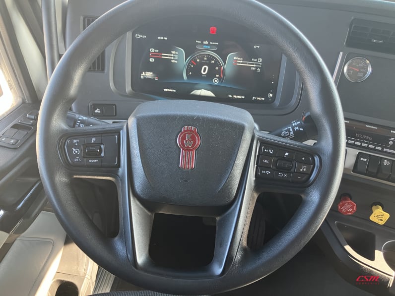 Interior steering wheel for this 2022 Kenworth T680 (Stock number: UNJ487909)Weeee
