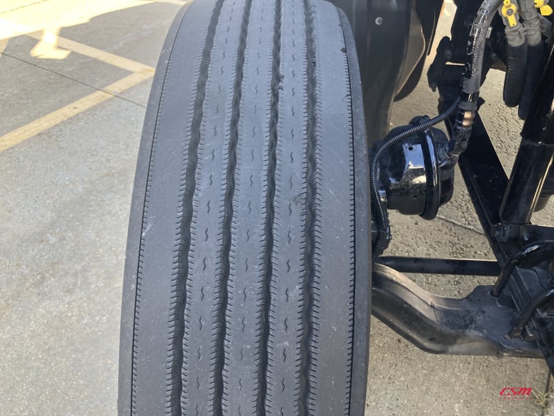 Passenger side front tire tread for this 2022 Kenworth T680 (Stock number: UNJ487909)Weeee