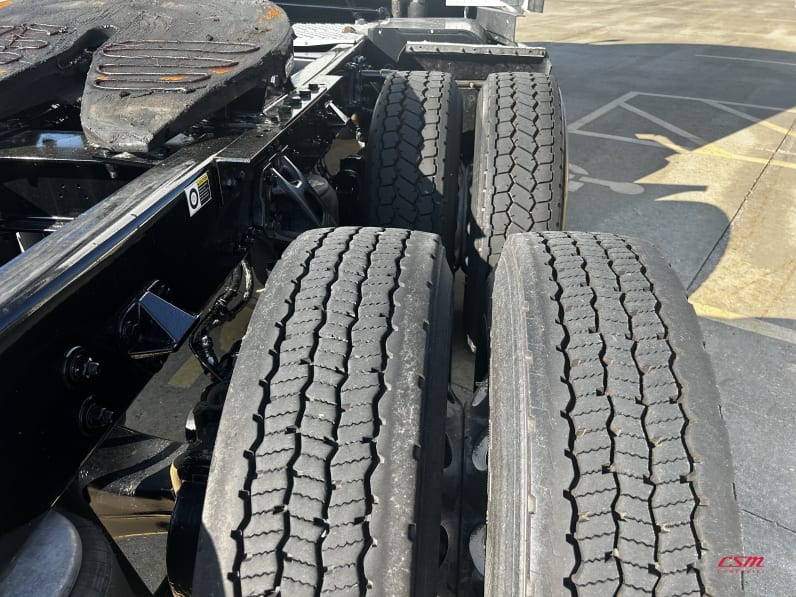 Passenger side rear frame and tire tread for this 2022 Kenworth T680 (Stock number: UNJ487909)Weeee