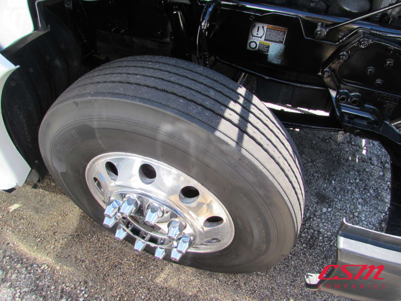 Driver side front tire tread for this 2022 Kenworth T680 (Stock number: UNJ492009)