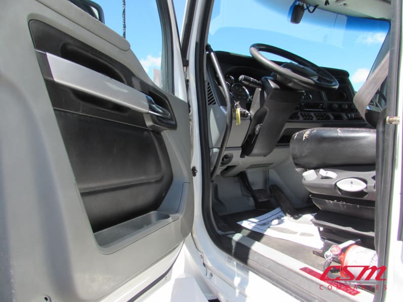 Drivers side door open for this 2022 Kenworth T680 (Stock number: UNJ492009)