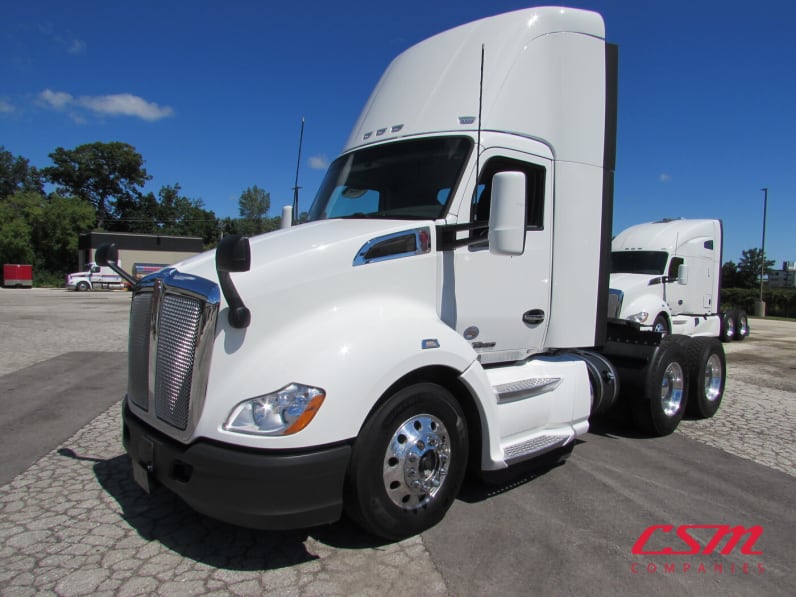 Exterior front drivers side for this 2022 Kenworth T680 (Stock number: UNJ492009)