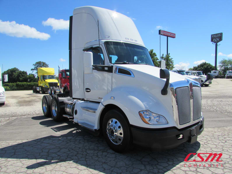 Exterior front passenger side for this 2022 Kenworth T680 (Stock number: UNJ492009)