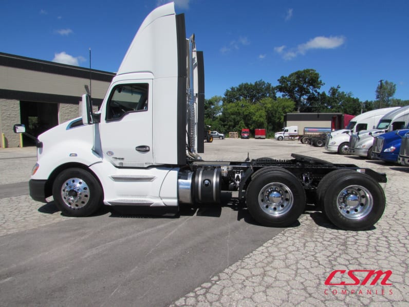 Exterior full driver side for this 2022 Kenworth T680 (Stock number: UNJ492009)
