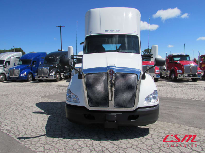 Exterior full front view for this 2022 Kenworth T680 (Stock number: UNJ492009)