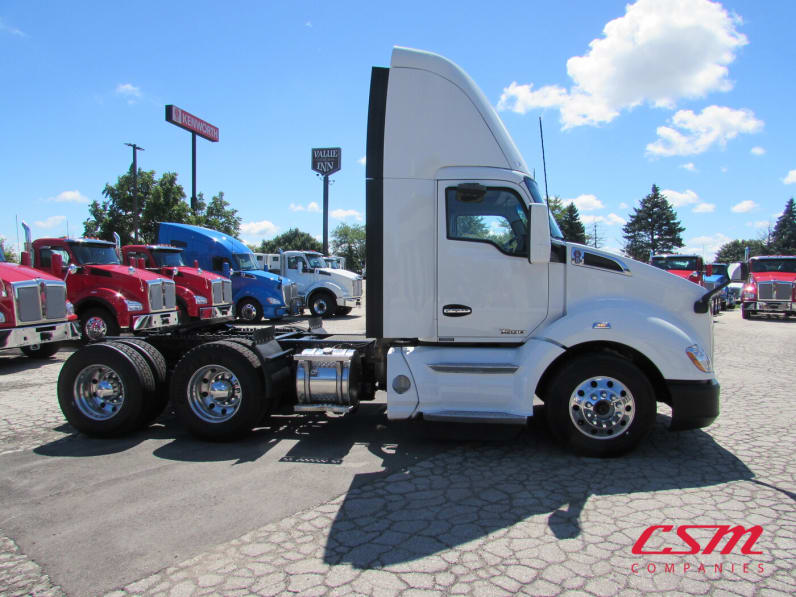 Exterior full passenger side for this 2022 Kenworth T680 (Stock number: UNJ492009)