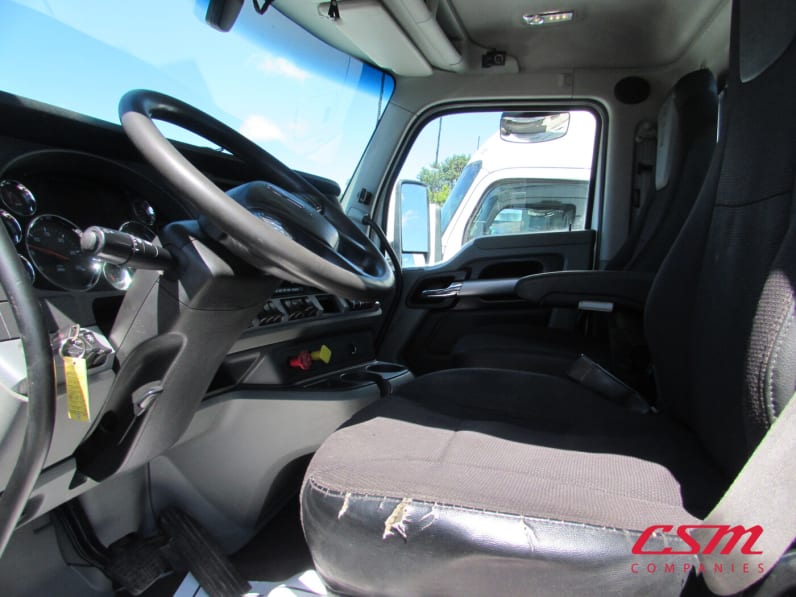 Interior seats for this 2022 Kenworth T680 (Stock number: UNJ492009)