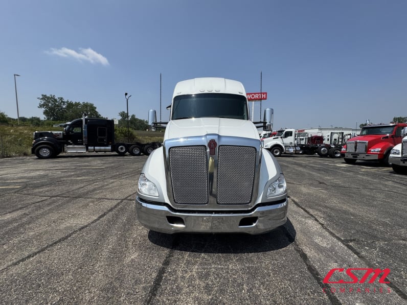 Exterior full front view for this 2022 Kenworth T680 (Stock number: UNJ492676)