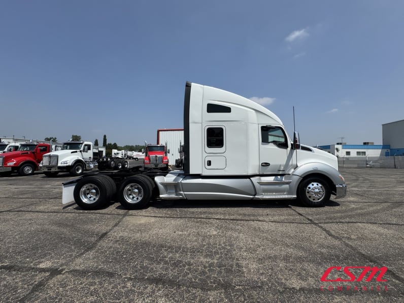 Exterior full passenger side for this 2022 Kenworth T680 (Stock number: UNJ492676)
