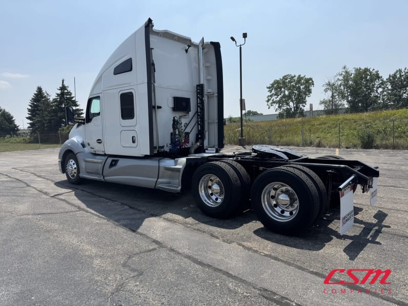 Exterior rear driver side for this 2022 Kenworth T680 (Stock number: UNJ492676)