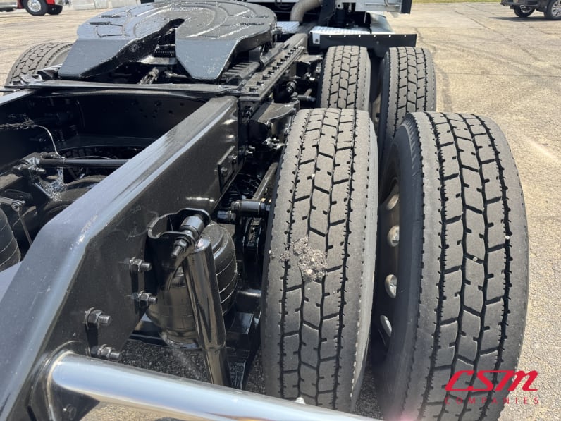 Passenger side rear frame and tire tread for this 2022 Kenworth T680 (Stock number: UNJ492676)