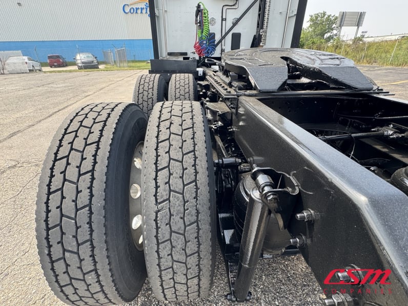 Driver side rear frame and tire tread for this 2022 Kenworth T680 (Stock number: UNJ492678)