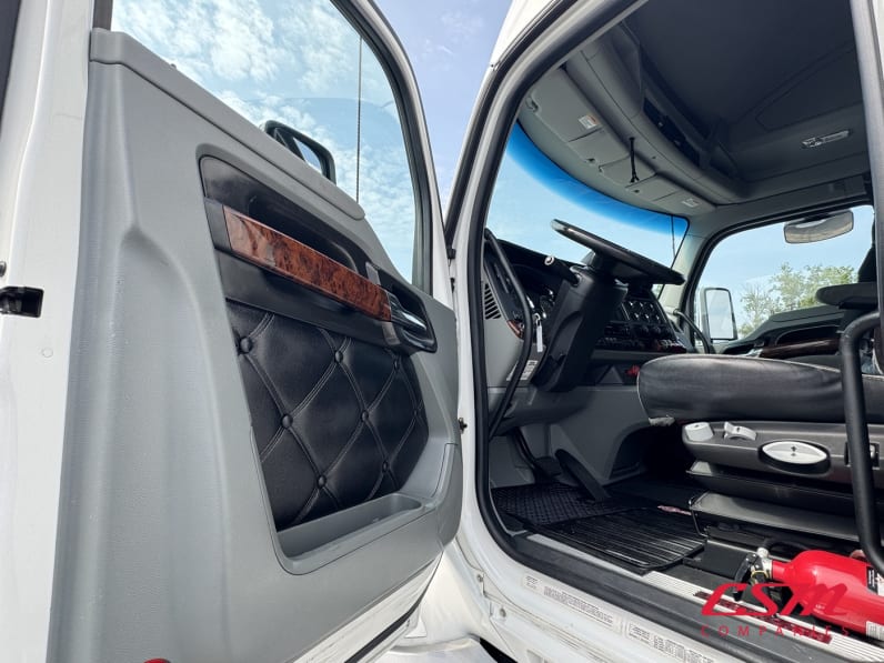 Drivers side door open for this 2022 Kenworth T680 (Stock number: UNJ492678)