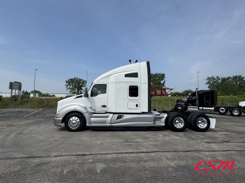Exterior full driver side for this 2022 Kenworth T680 (Stock number: UNJ492678)