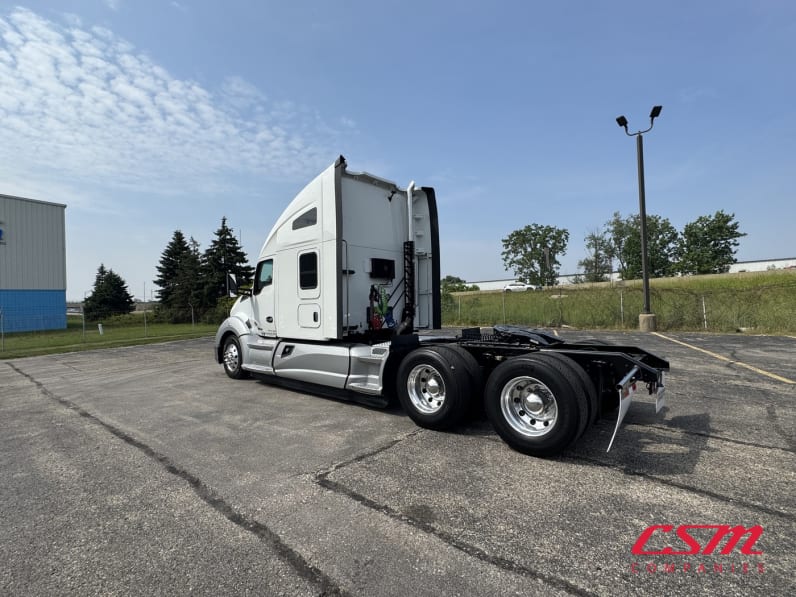 Exterior rear driver side for this 2022 Kenworth T680 (Stock number: UNJ492678)