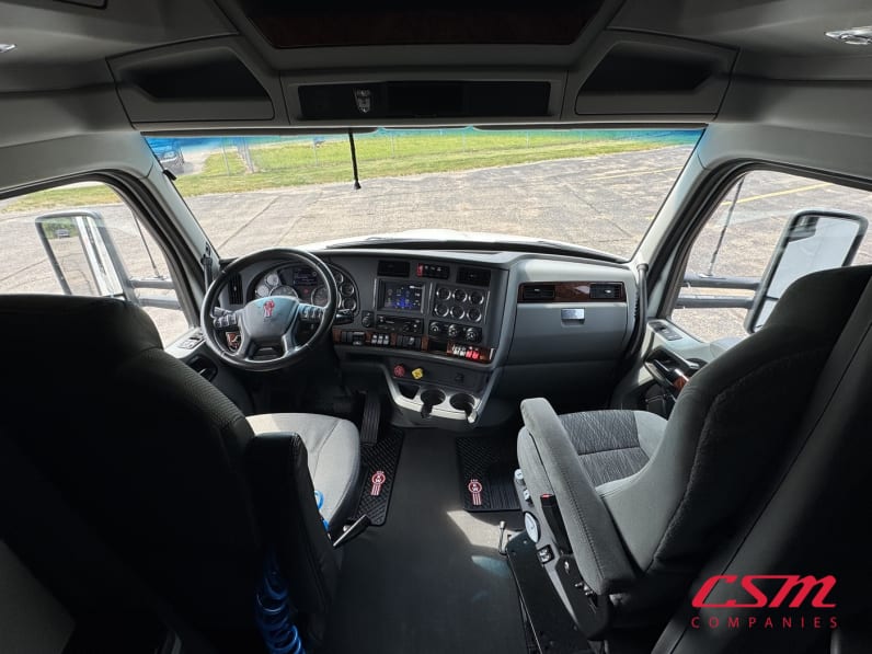 Interior cockpit for this 2022 Kenworth T680 (Stock number: UNJ492678)
