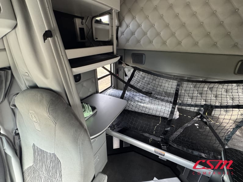 Interior passenger side sleeper for this 2022 Kenworth T680 (Stock number: UNJ492678)