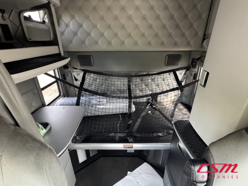 Interior wide sleeper view for this 2022 Kenworth T680 (Stock number: UNJ492678)